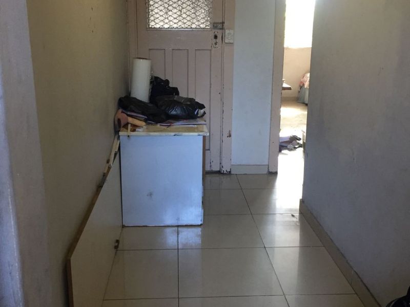 4 Bedrooms, 1 Bathroom Apartment For Sale In Umbilo, Durban - Photo 2