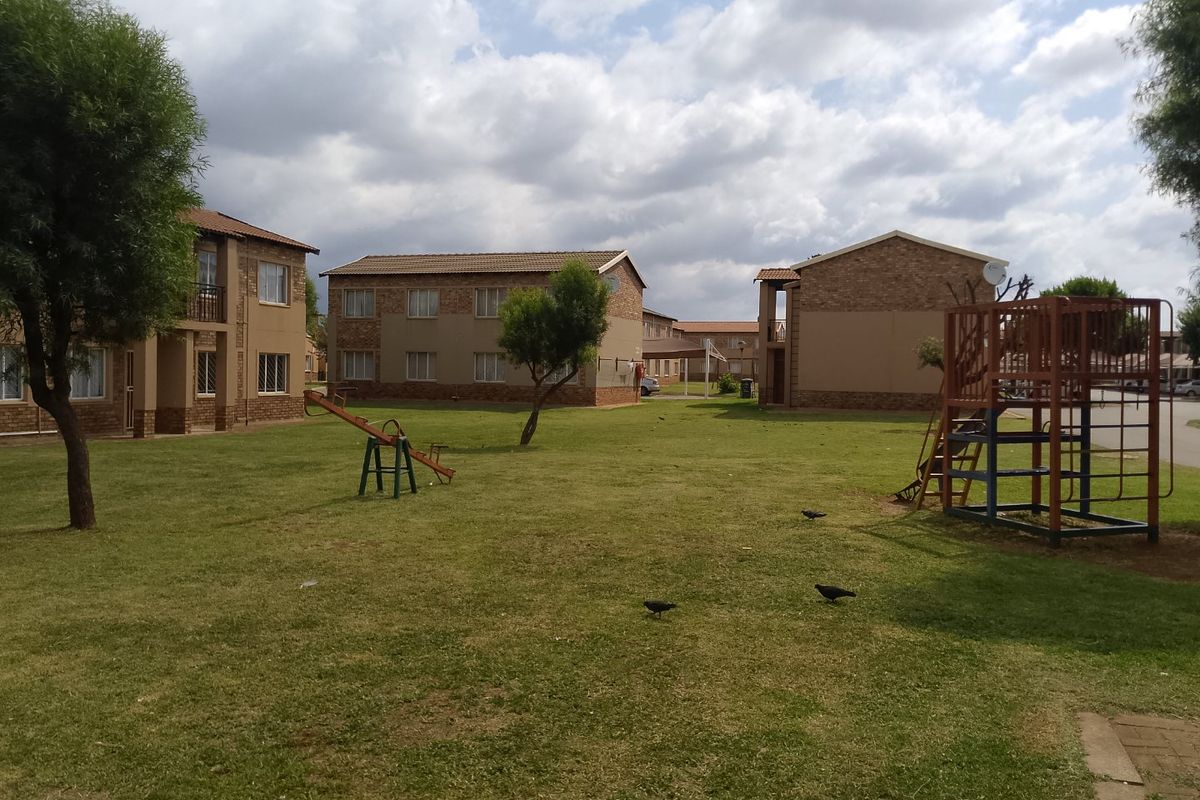 Affordable Secure Living in the Heart of Protea Glen - Photo 2
