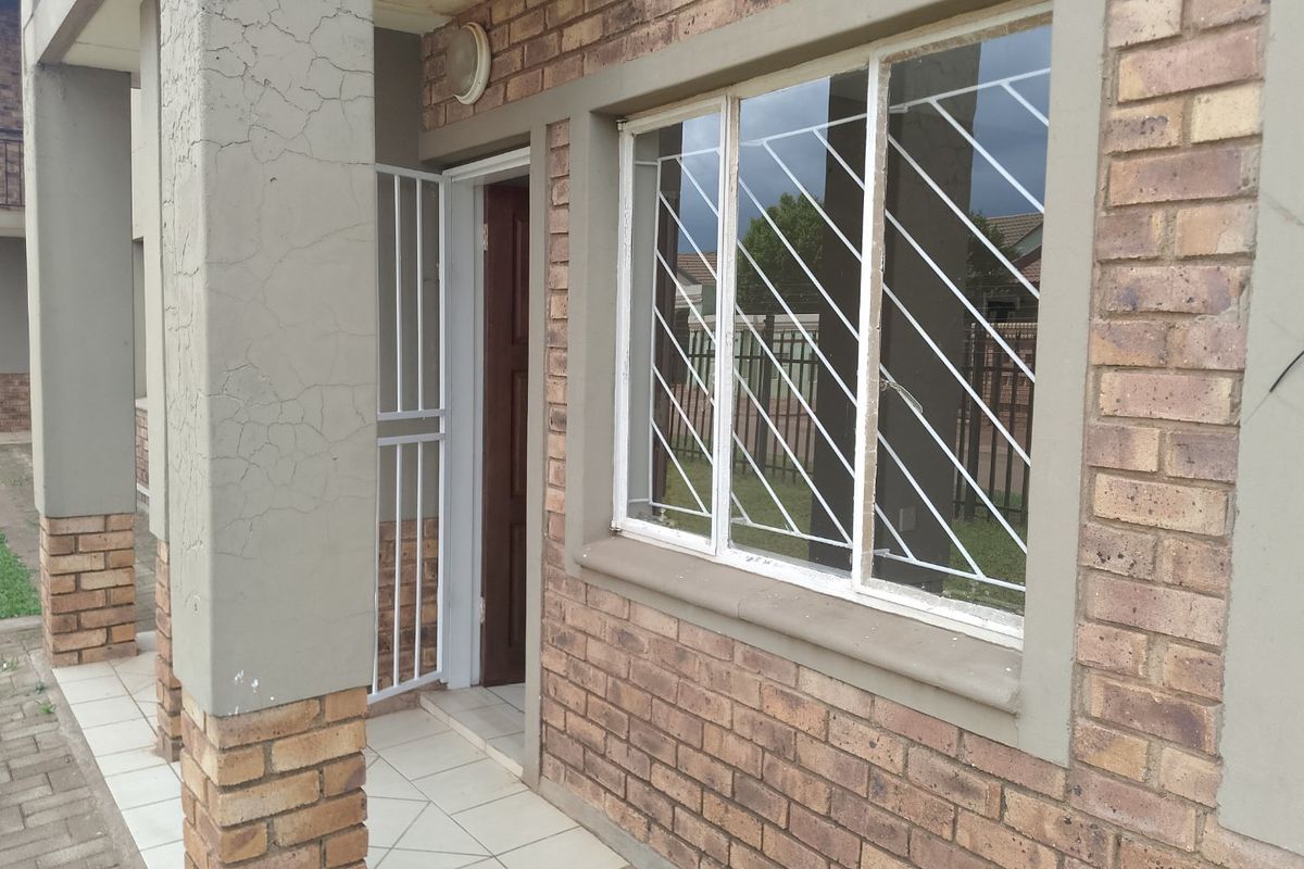 Modern 2 Bedroom Townhouse Apartments for Sale in Protea Glen – Secure Complex Living - Photo 3