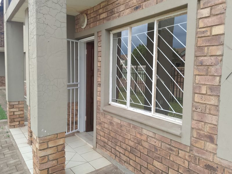 Modern 2 Bedroom Townhouse Apartments for Sale in Protea Glen – Secure Complex Living - Photo 3