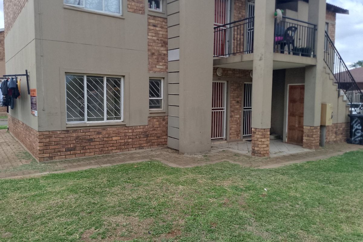 Modern 2 Bedroom Townhouse Apartments for Sale in Protea Glen – Secure Complex Living - Photo 2