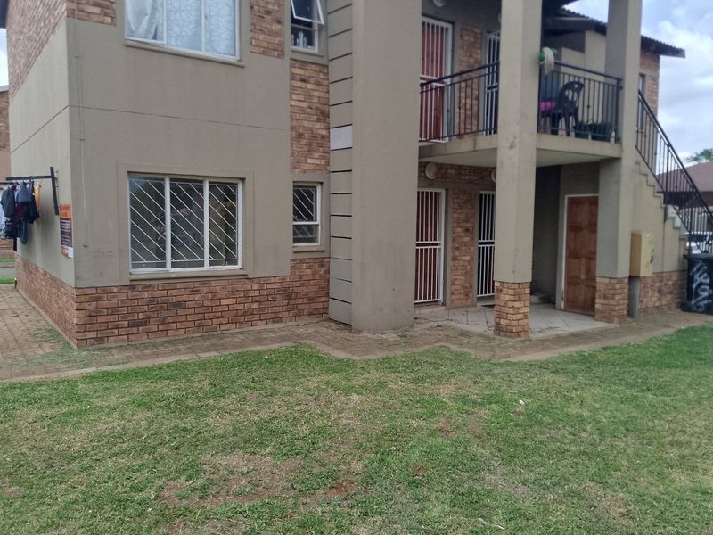 Modern 2 Bedroom Townhouse Apartments for Sale in Protea Glen – Secure Complex Living - Photo 2