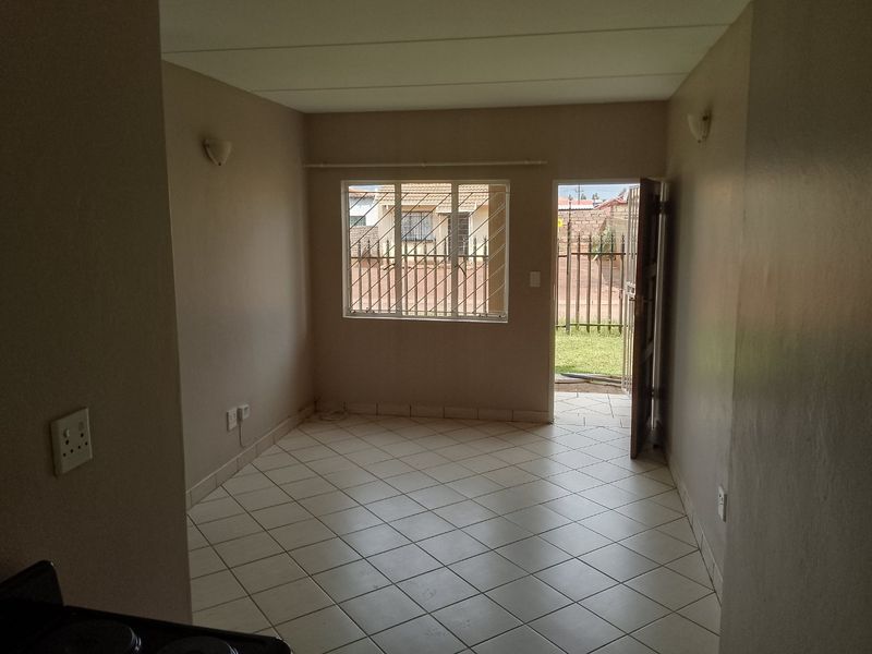 Modern 2 Bedroom Townhouse Apartments for Sale in Protea Glen – Secure Complex Living - Photo 9