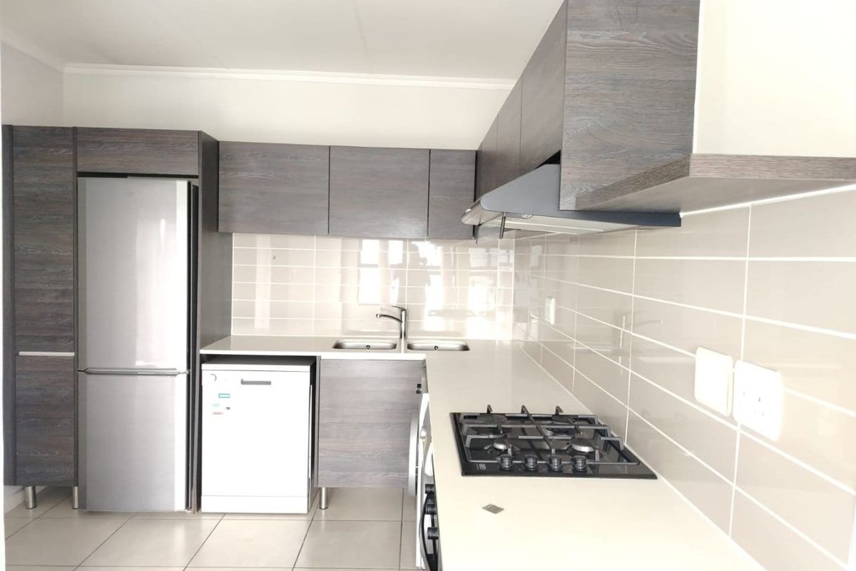 Neat 1 Bedroom Apartment to rent in Olivedale, Randburg  - Photo 2