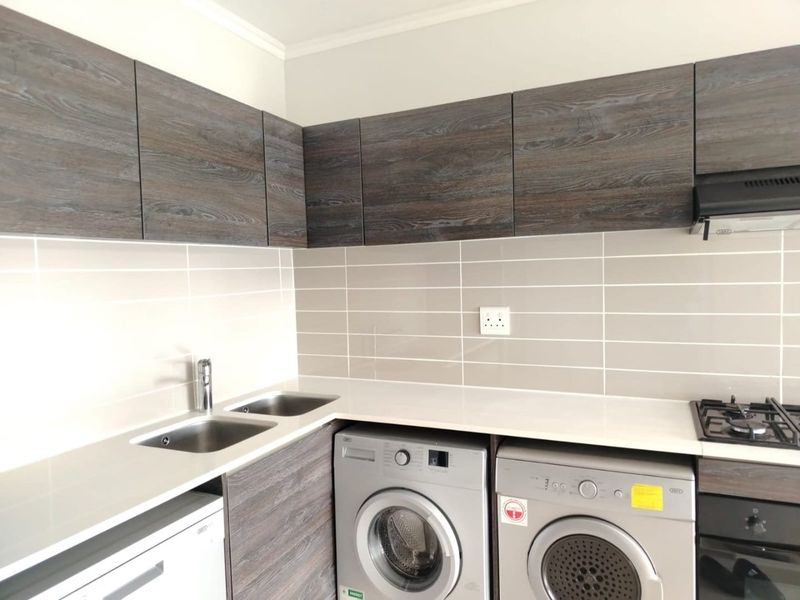 Neat 1 Bedroom Apartment to rent in Olivedale, Randburg  - Photo 4