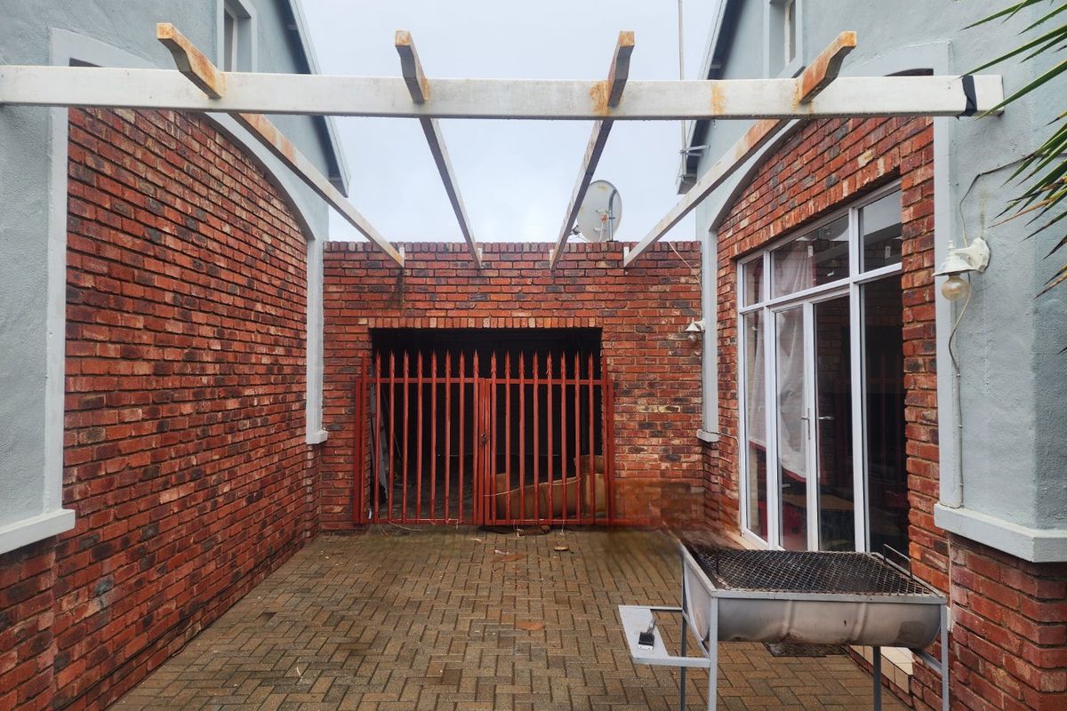 3 BEDROOM TOWNHOUSE IN LA HOFF - Photo 5