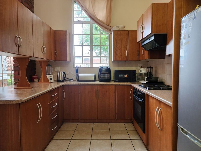 3 BEDROOM TOWNHOUSE IN LA HOFF - Photo 9