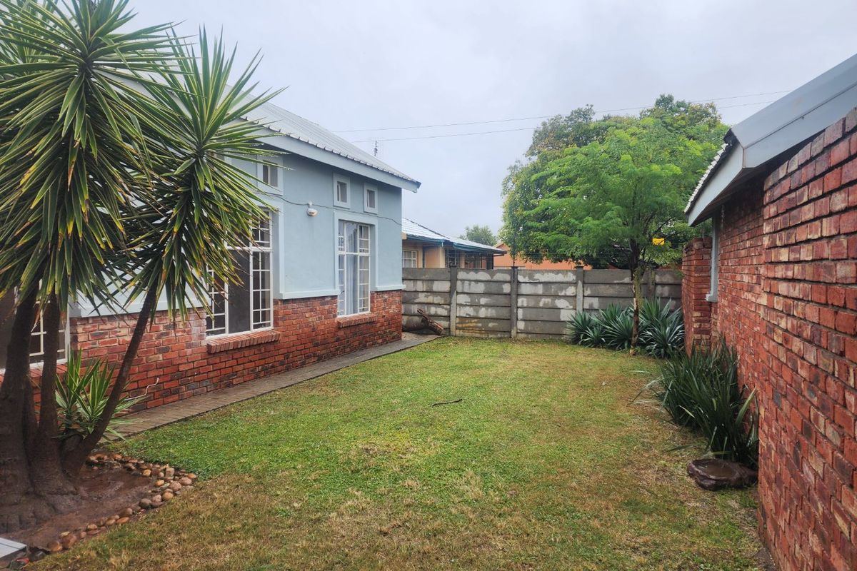 3 BEDROOM TOWNHOUSE IN LA HOFF - Photo 3
