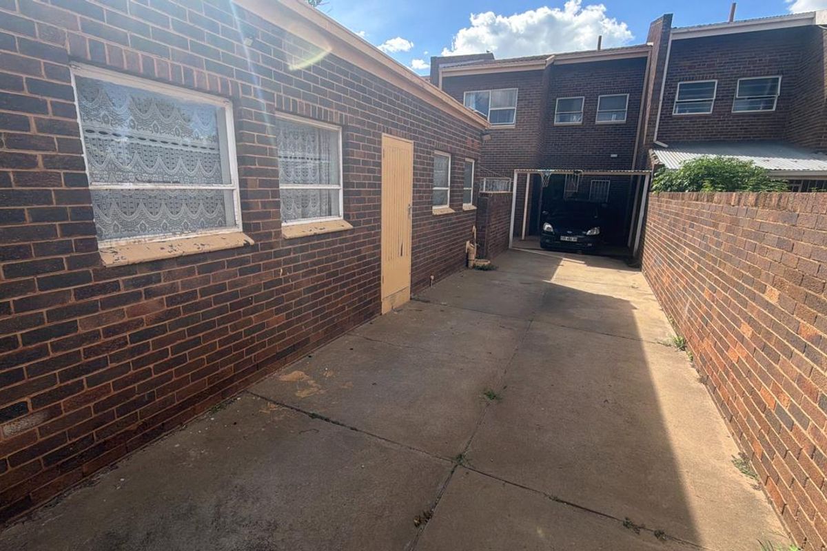 3 Bedroom Townhouse for sale in Stilfontein - Photo 3