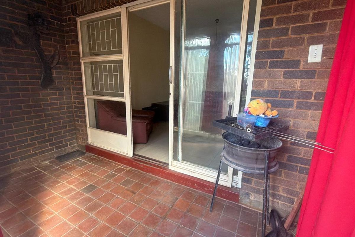 3 Bedroom Townhouse for sale in Stilfontein - Photo 2