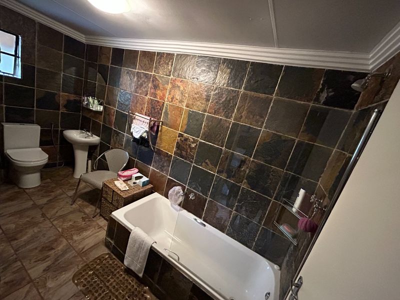 6 Bedroom Guest House For Sale - Photo 9