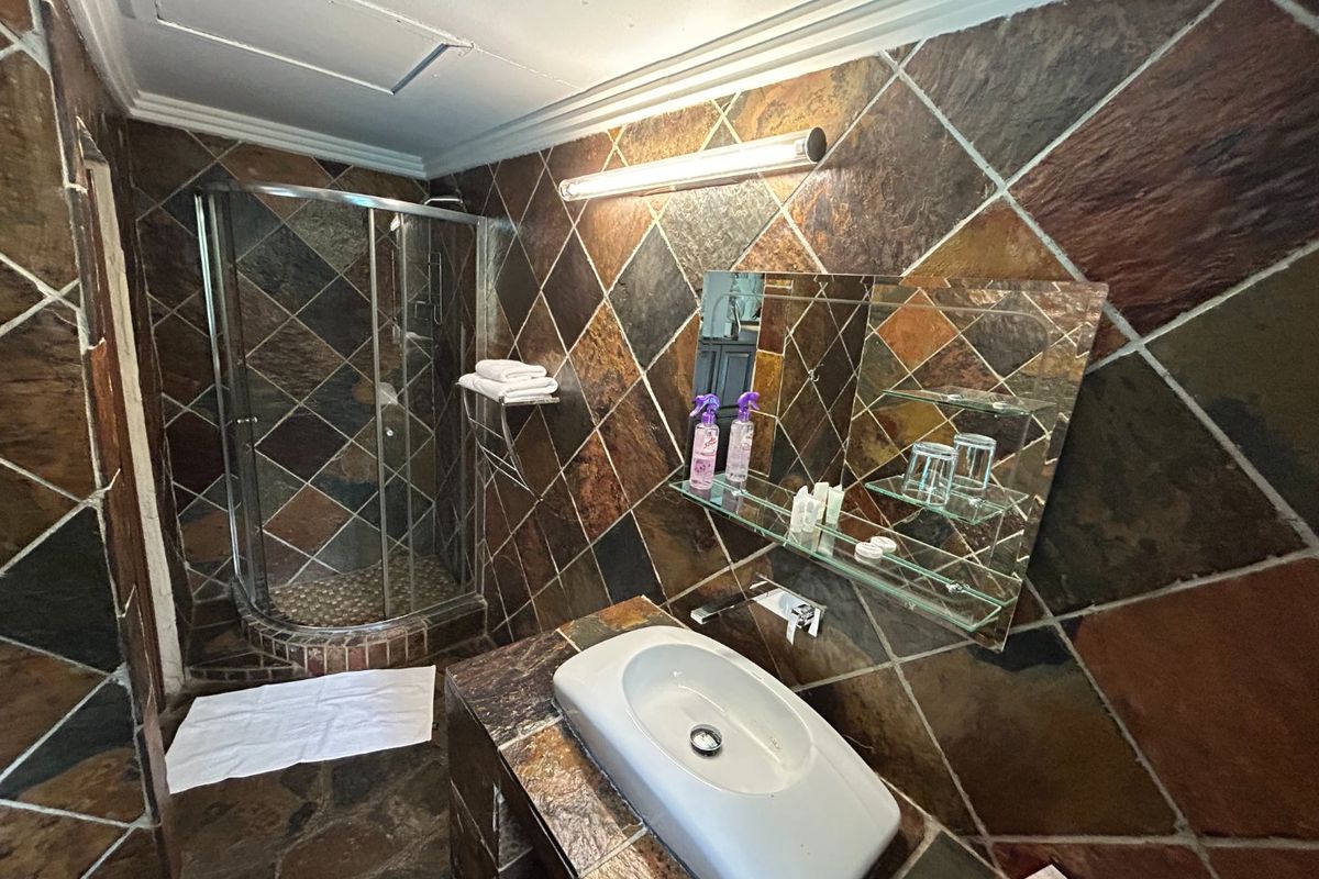 6 Bedroom Guest House For Sale - Photo 5