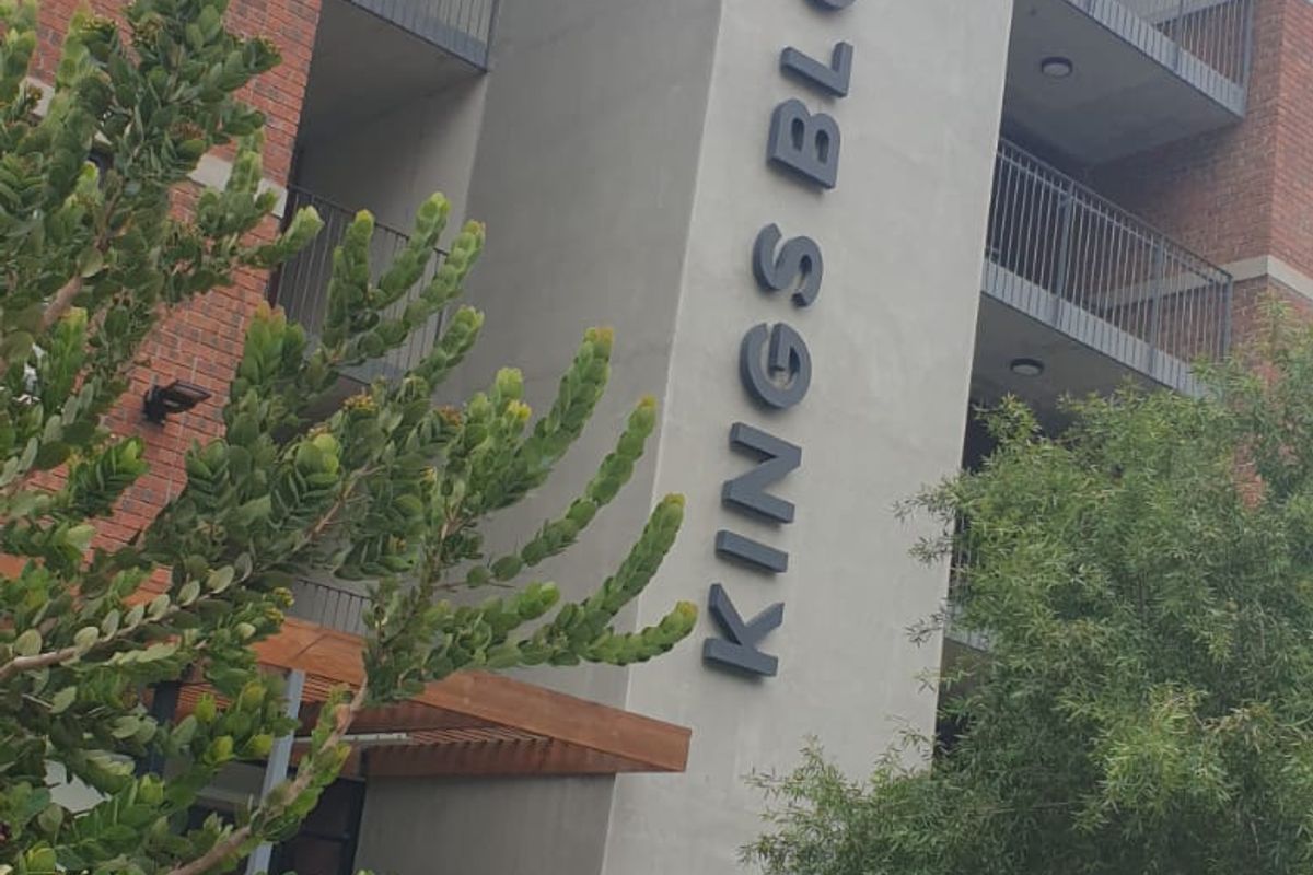 Modern 2-Bedroom Apartment in New Development with Upmarket Finishes - Photo 3