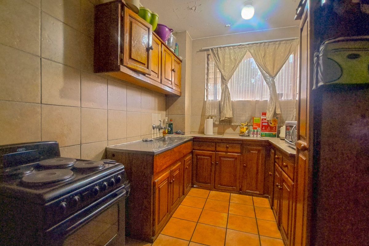 Charming 2-Bedroom Flat with Balcony - Photo 2