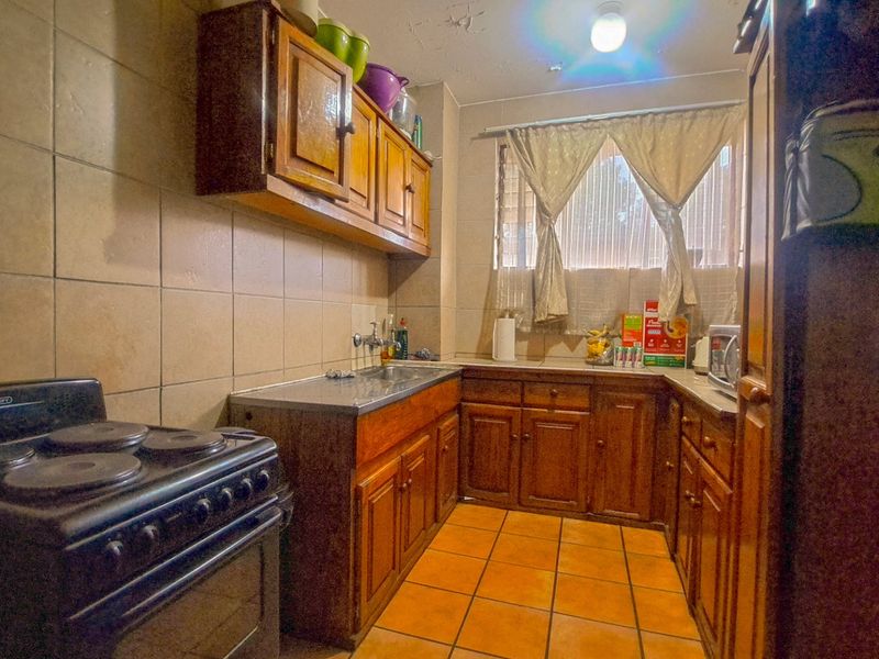 Charming 2-Bedroom Flat with Balcony - Photo 2