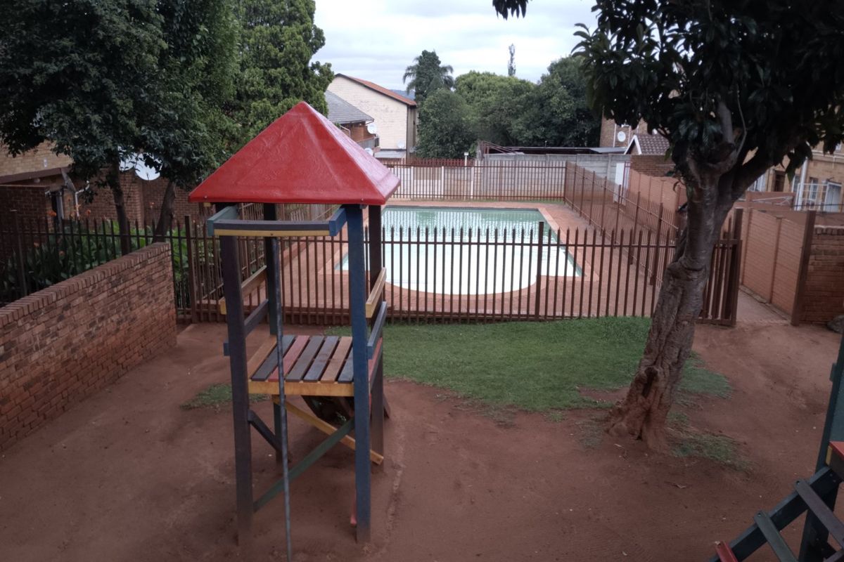 Spacious 2-Bedroom Duplex for Sale in Marwyn Complex – Windsor East, Randburg - Photo 2