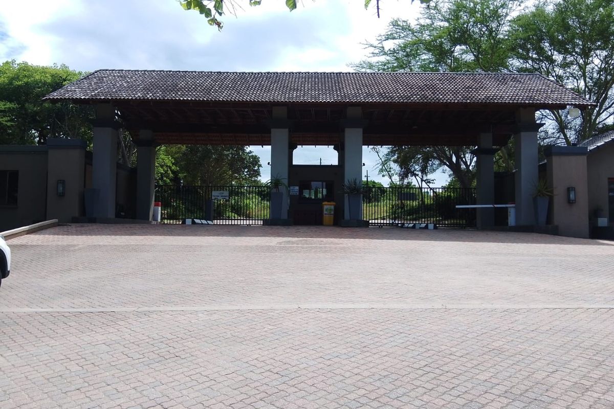 Large 13 758 m2 Stand Available in the Prestigious Wild Fig Country Estate - Photo 2