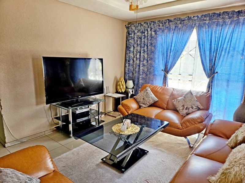 Stunning 3-Bedroom Family Home – A Beautiful Home for the Whole Family - Photo 3