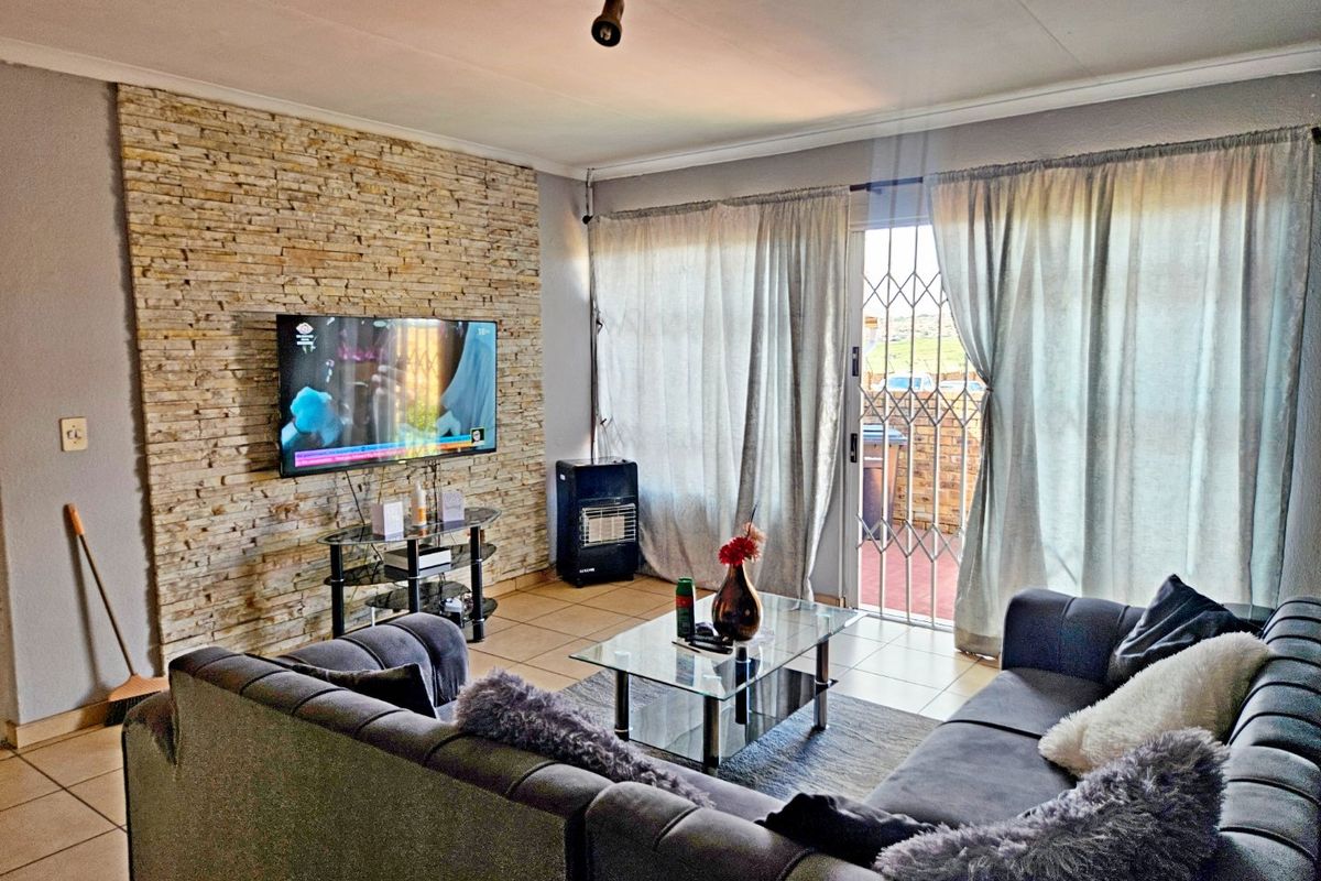 Renovated 2-Bedroom Simplex – Just Move In! Perfect for First-Time Buyers or Investors - Photo 3