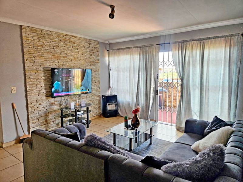 Renovated 2-Bedroom Simplex – Just Move In! Perfect for First-Time Buyers or Investors - Photo 3