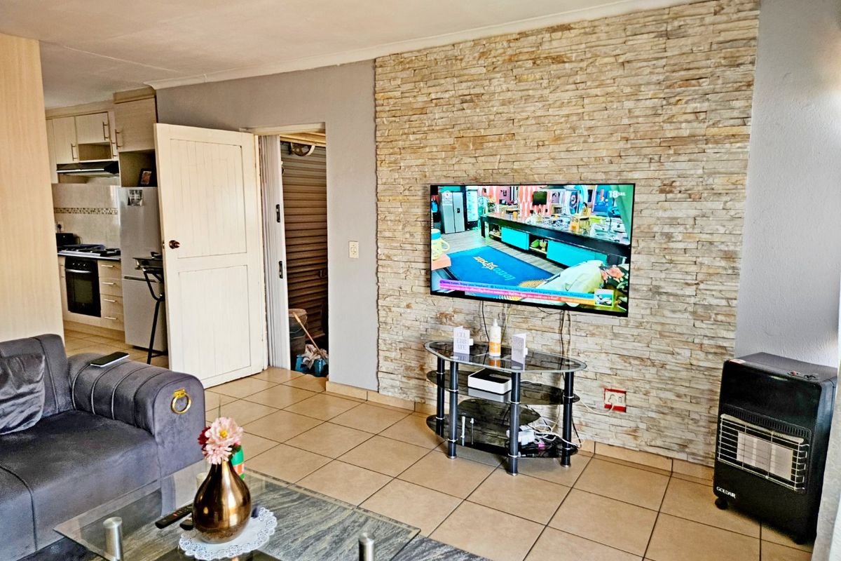 Renovated 2-Bedroom Simplex – Just Move In! Perfect for First-Time Buyers or Investors - Photo 4