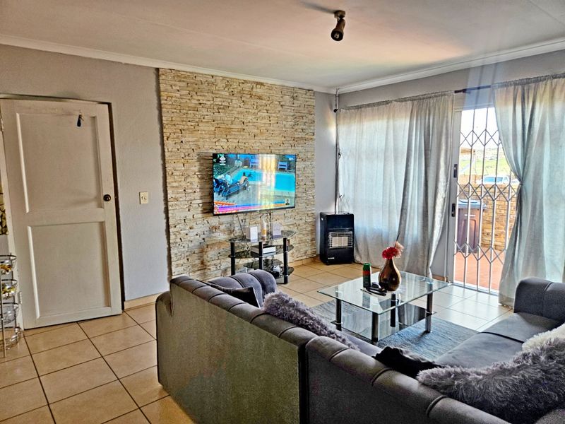 Renovated 2-Bedroom Simplex – Just Move In! Perfect for First-Time Buyers or Investors - Photo 10