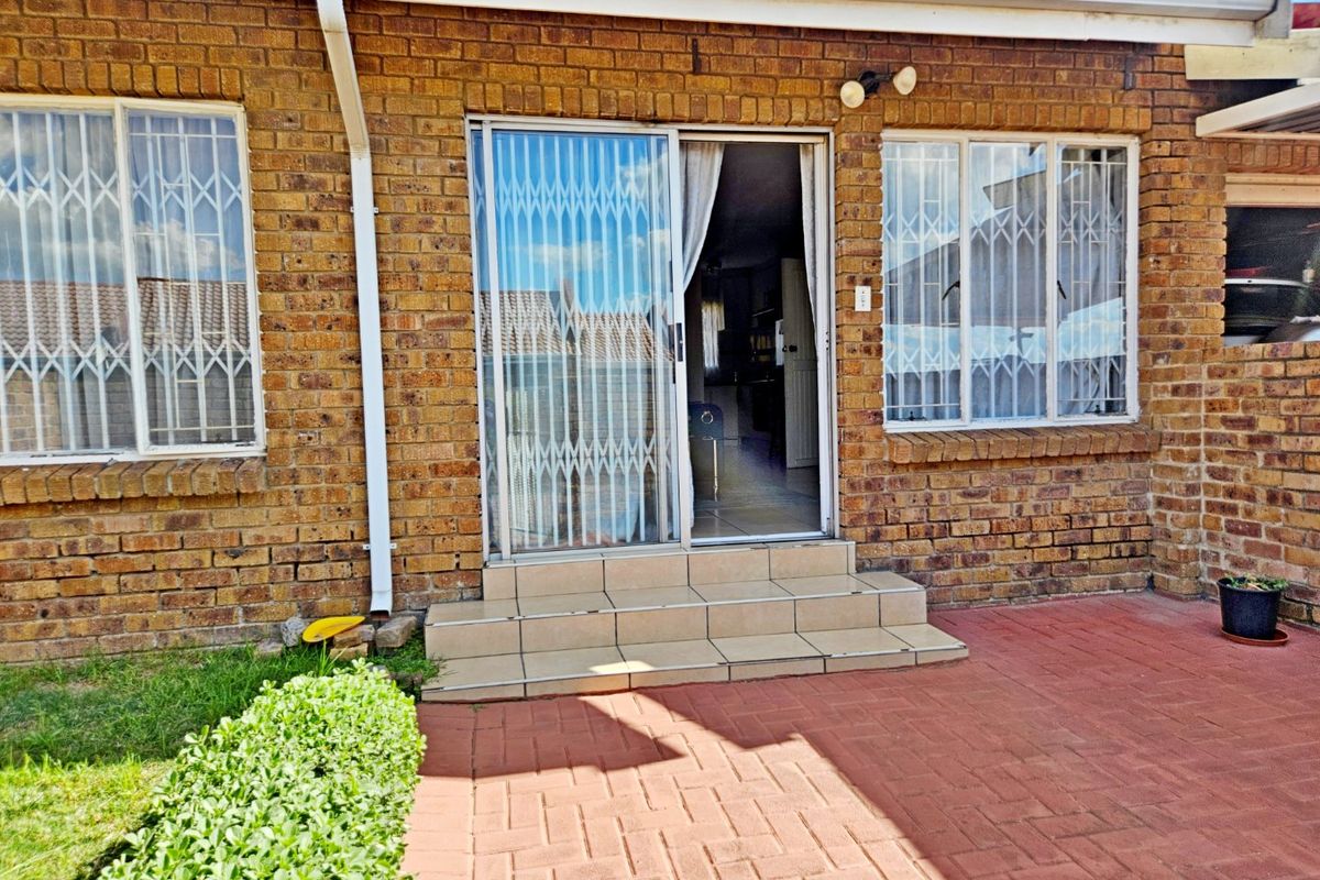 Renovated 2-Bedroom Simplex – Just Move In! Perfect for First-Time Buyers or Investors - Photo 2