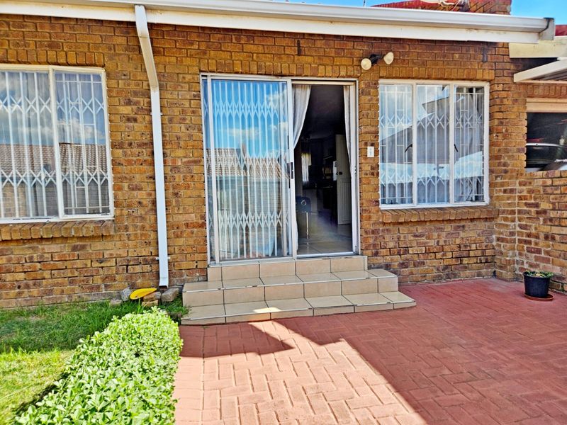 Renovated 2-Bedroom Simplex – Just Move In! Perfect for First-Time Buyers or Investors - Photo 2