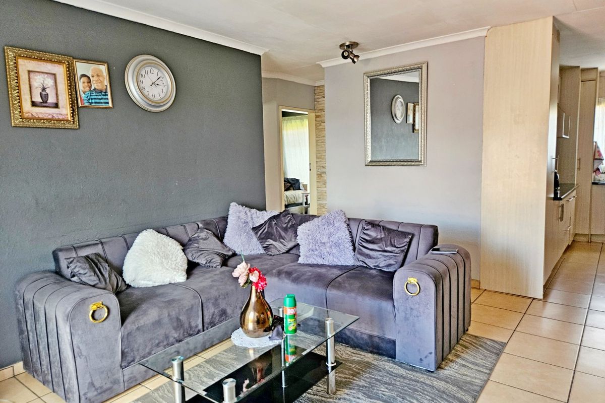 Renovated 2-Bedroom Simplex – Just Move In! Perfect for First-Time Buyers or Investors - Photo 5