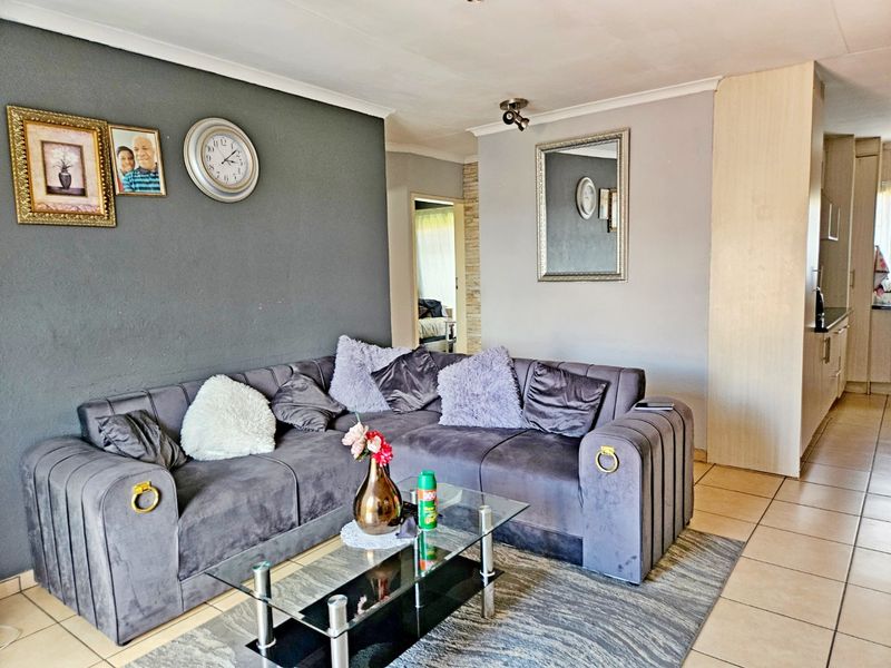 Renovated 2-Bedroom Simplex – Just Move In! Perfect for First-Time Buyers or Investors - Photo 5