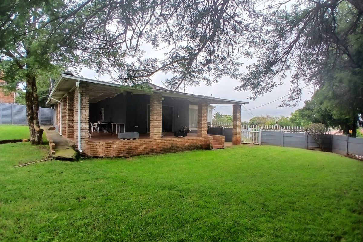 Spacious 3 bedroom 1 bathroom Family Home - Photo 2