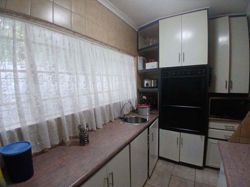 Spacious 3 bedroom 1 bathroom Family Home - Photo 5