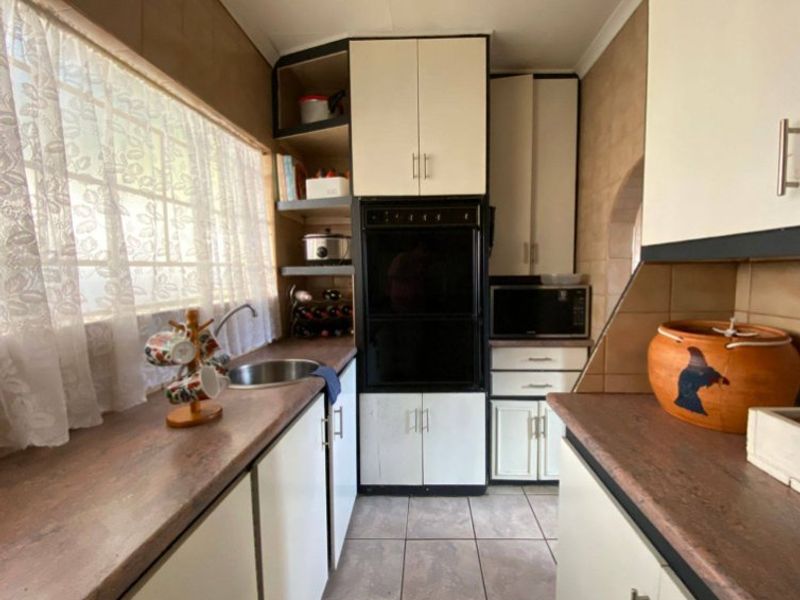 Spacious 3 bedroom 1 bathroom Family Home - Photo 9