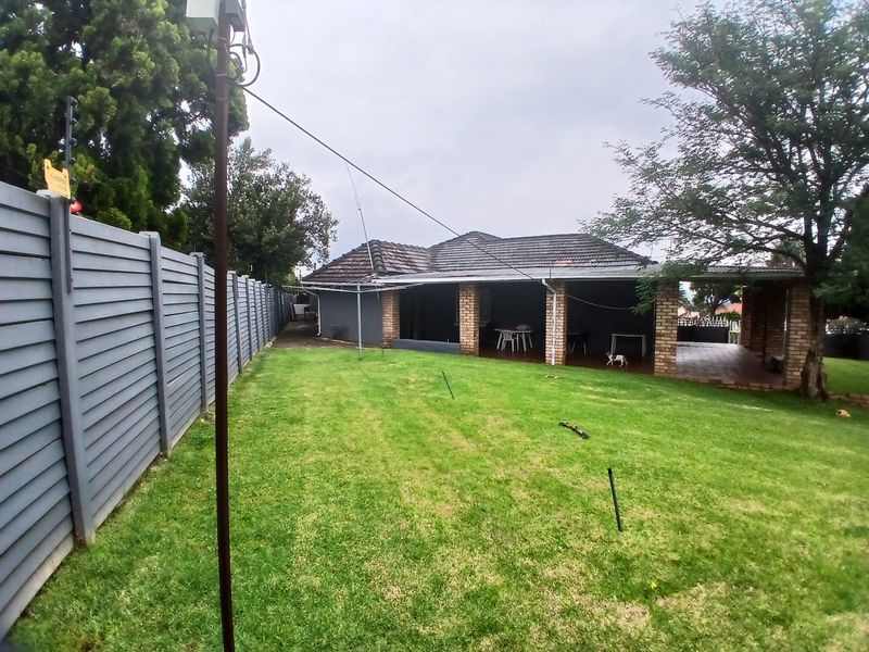 Spacious 3 bedroom 1 bathroom Family Home - Photo 3
