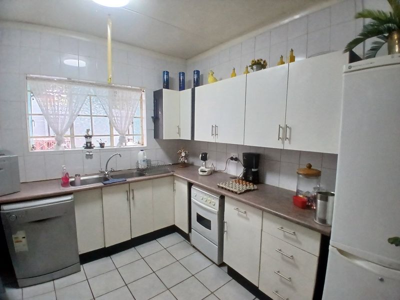 Spacious 3 bedroom 1 bathroom Family Home - Photo 6