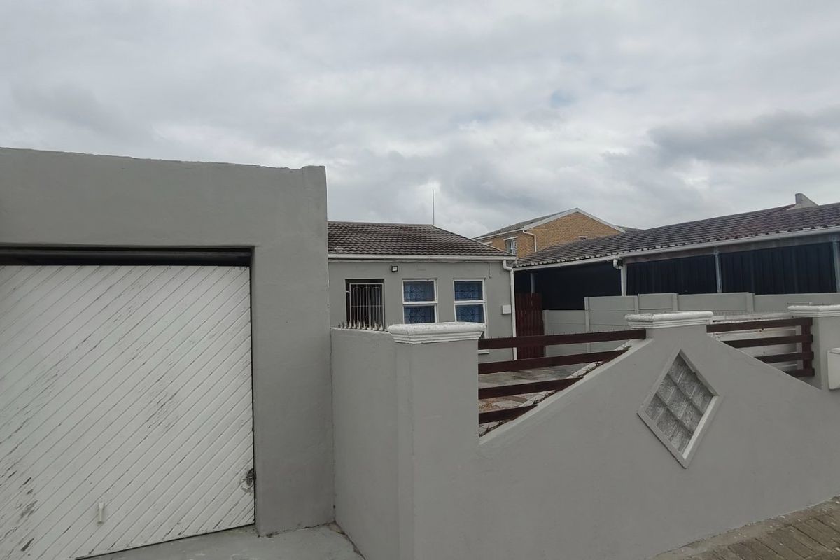 Free Standing 3 bedroom House For Sale In Strandfontein  - Photo 4