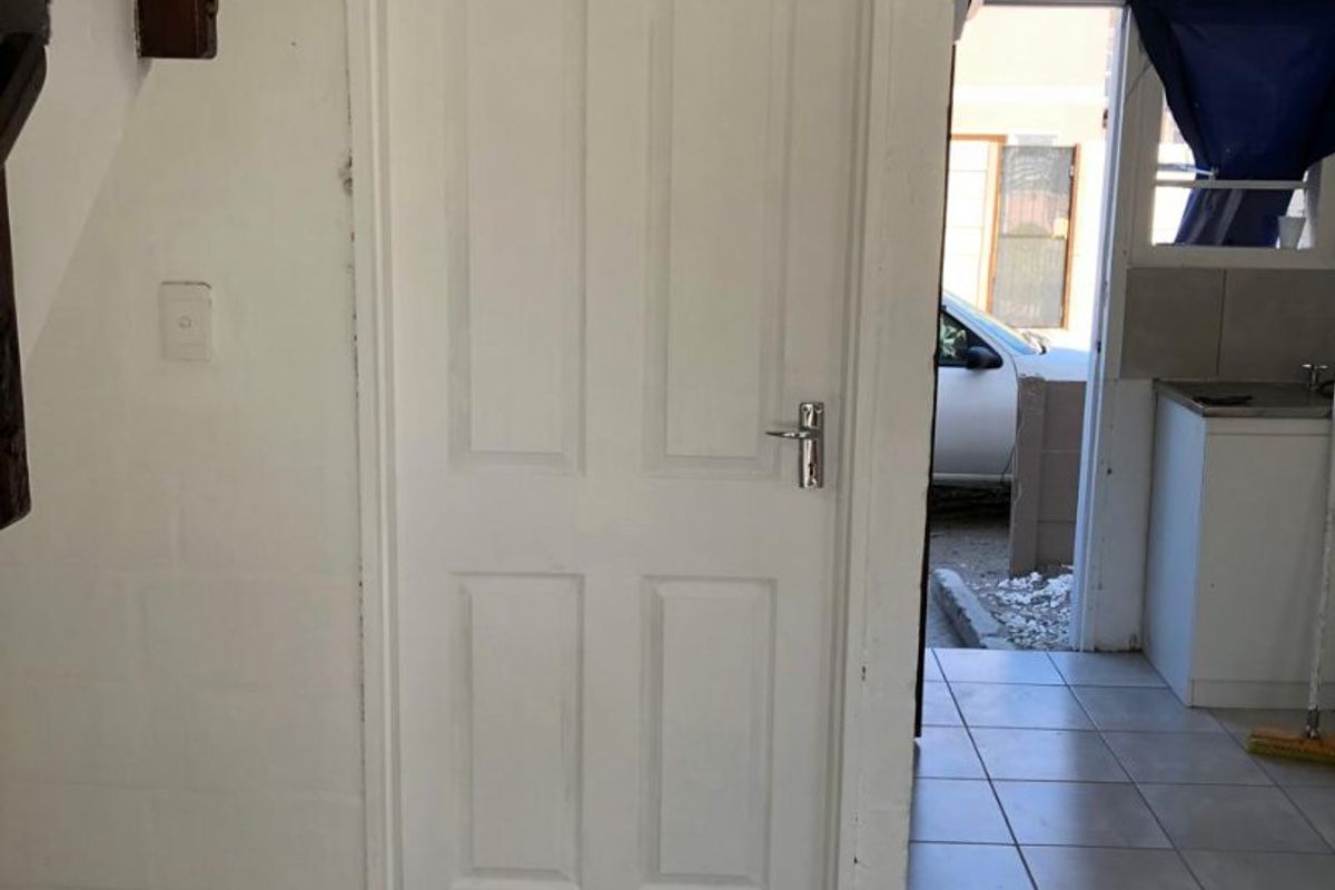 Freshly renovated two bedroom house  - Photo 2