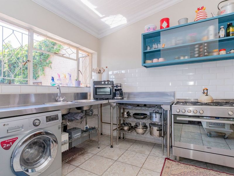 3 Bedroom House For Sale in Kensington - Photo 5