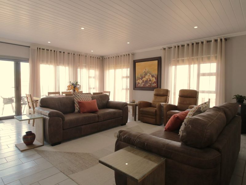 Sole Mandate: Luxury Coastal Living in Secure Dana Bay – Ocean Views, Nature & Exceptional Investment Value - Photo 8