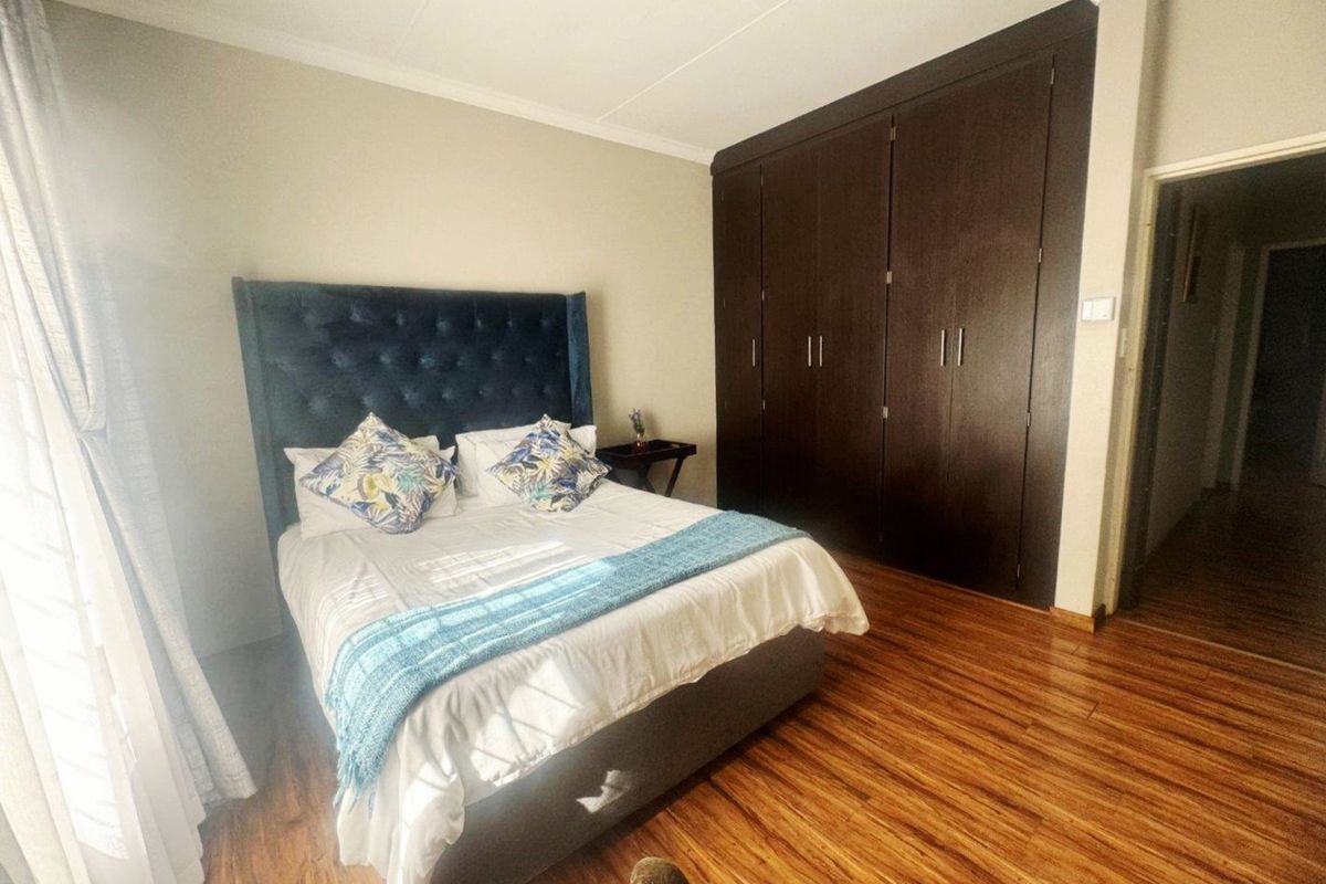 Stunning Modern Two Bedroom, Two Bathroom Home in Terra Nova. - Photo 5