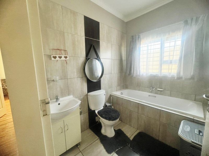 Stunning Modern Two Bedroom, Two Bathroom Home in Terra Nova. - Photo 10