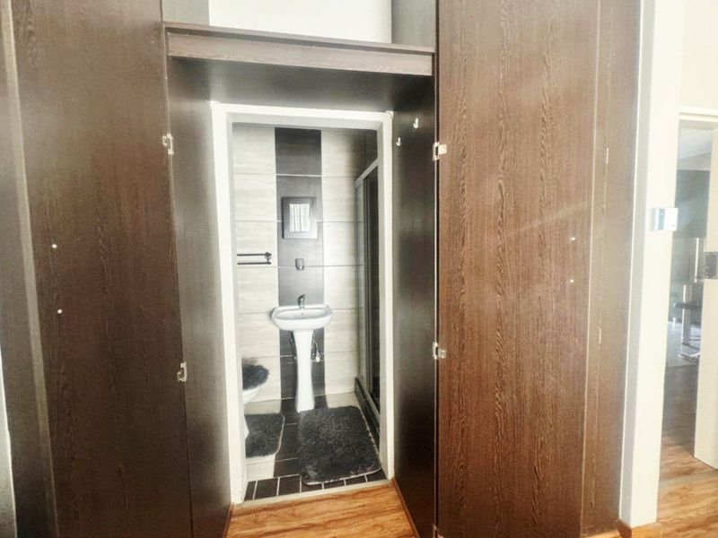 Stunning Modern Two Bedroom, Two Bathroom Home in Terra Nova. - Photo 9