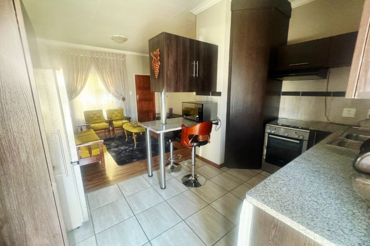 Stunning Modern Two Bedroom, Two Bathroom Home in Terra Nova. - Photo 4