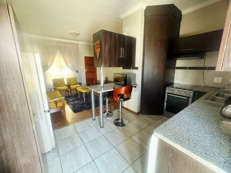 Stunning Modern Two Bedroom, Two Bathroom Home in Terra Nova. - Photo 4