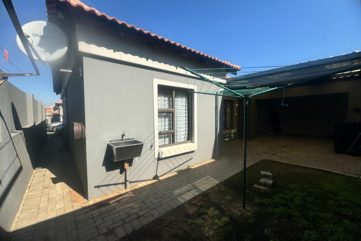 Stunning Modern Two Bedroom, Two Bathroom Home in Terra Nova. - Photo 2