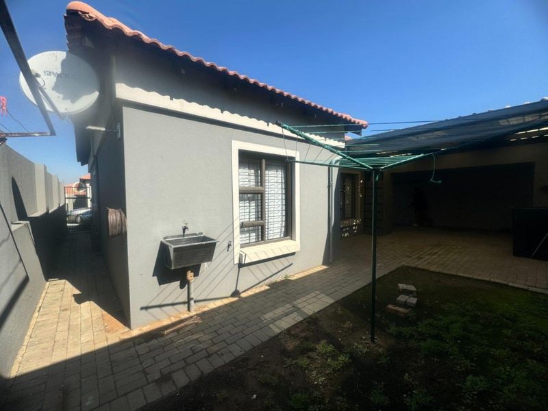 Stunning Modern Two Bedroom, Two Bathroom Home in Terra Nova. - Photo 2