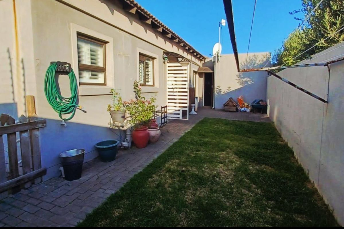 Stunning 3 Bedroom Full Title Home in Safe Complex - Photo 3