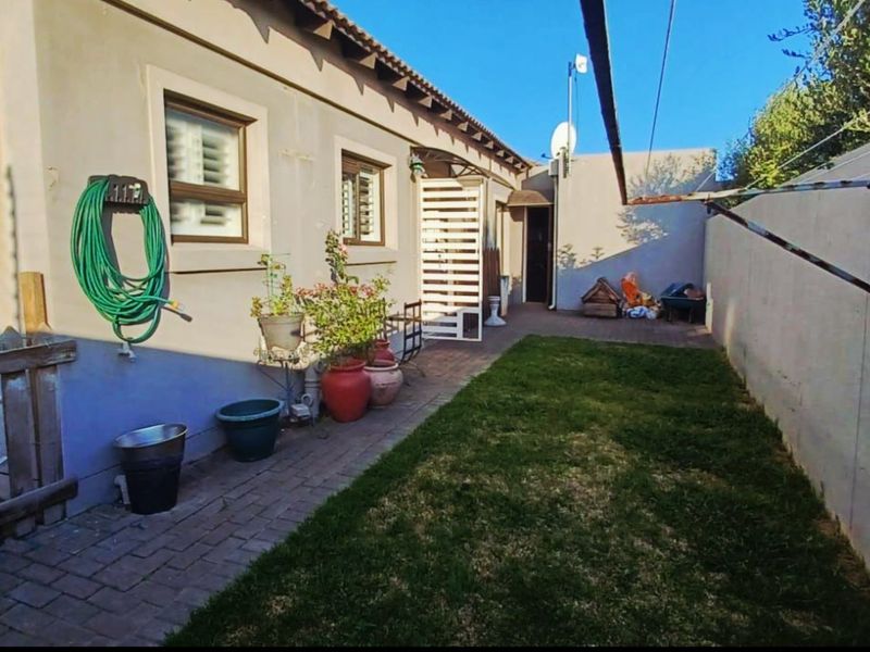 Stunning 3 Bedroom Full Title Home in Safe Complex - Photo 3