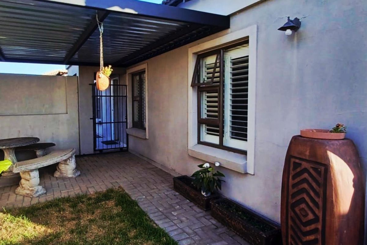 Stunning 3 Bedroom Full Title Home in Safe Complex - Photo 4