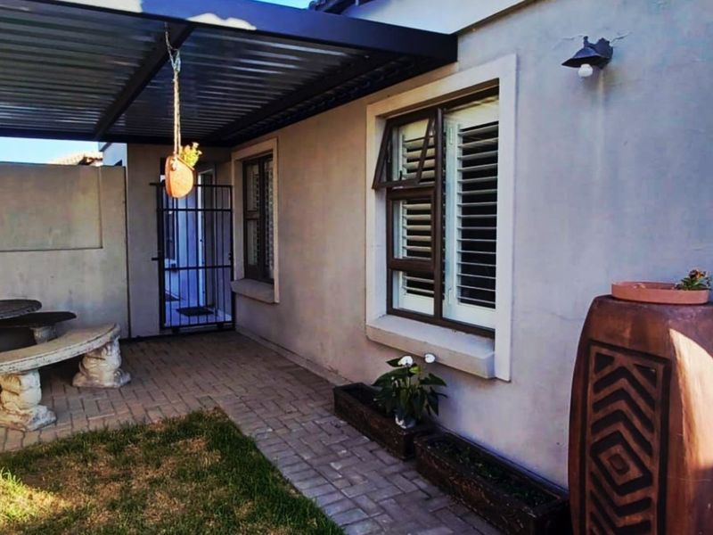 Stunning 3 Bedroom Full Title Home in Safe Complex - Photo 4